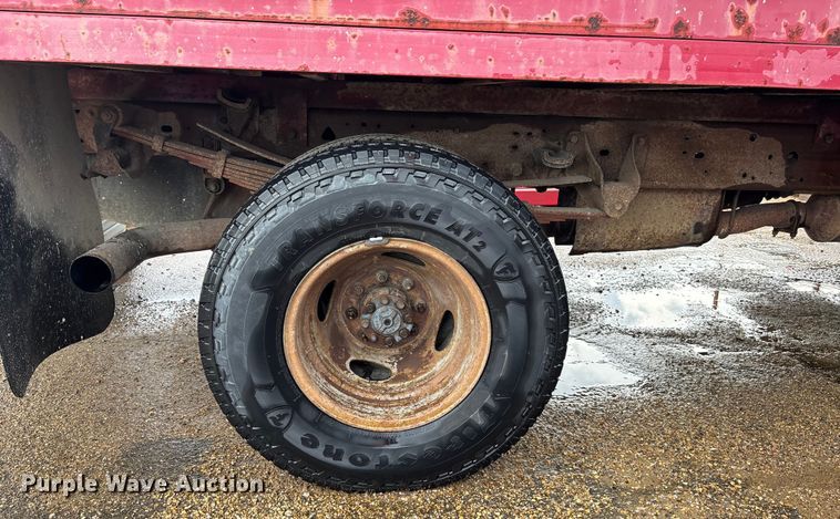 image for item EV1774 1999 Ford F350 Super Duty flatbed pickup truck