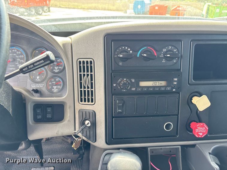 image for item EV1776 2013 International Workstar 7400 dump truck