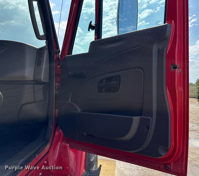 image for item EV1776 2013 International Workstar 7400 dump truck