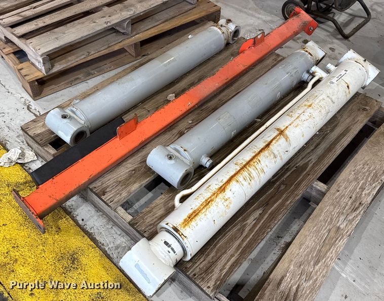 image for item EV1784 (3) hydraulic cylinders