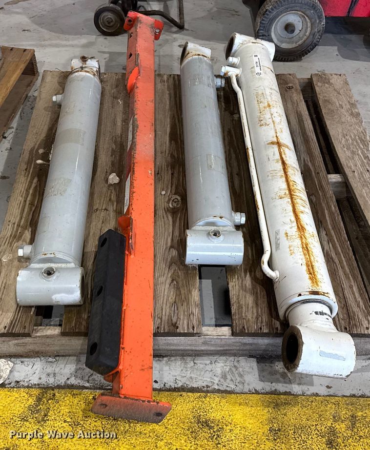 image for item EV1784 (3) hydraulic cylinders