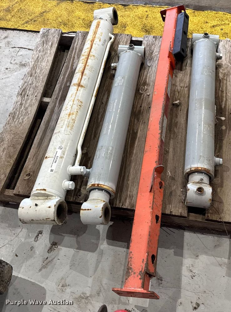 image for item EV1784 (3) hydraulic cylinders