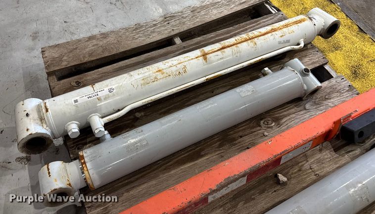 image for item EV1784 (3) hydraulic cylinders