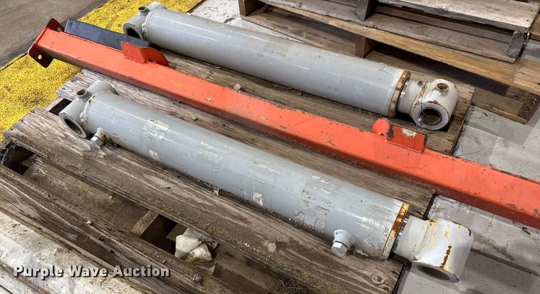 image for item EV1784 (3) hydraulic cylinders