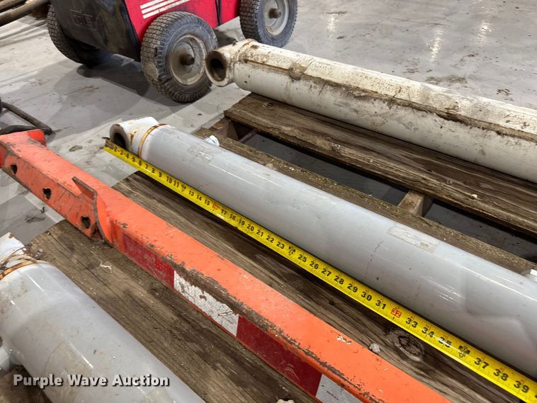 image for item EV1784 (3) hydraulic cylinders