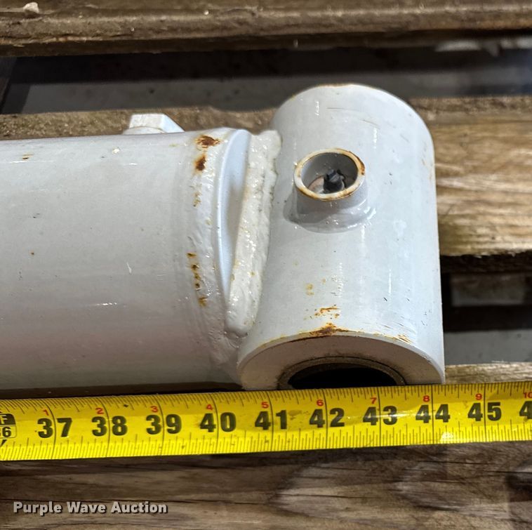 image for item EV1784 (3) hydraulic cylinders