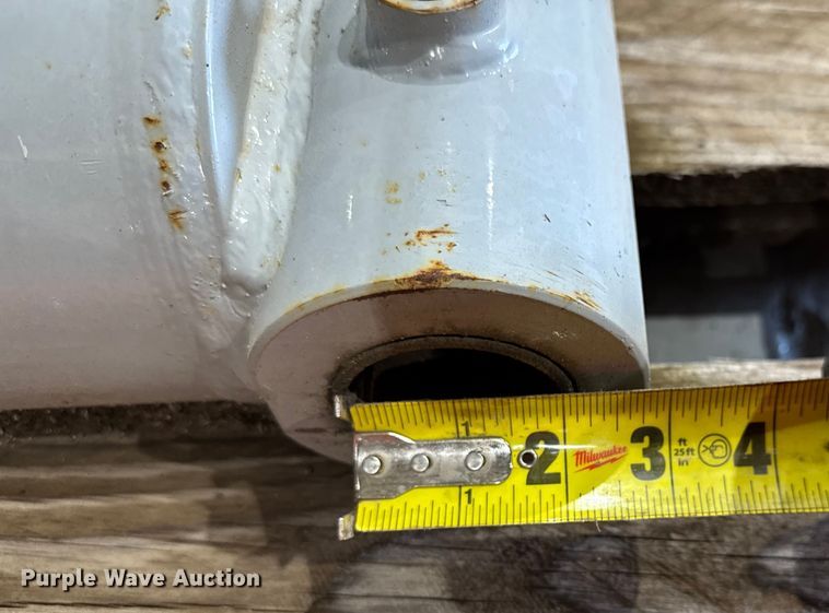 image for item EV1784 (3) hydraulic cylinders