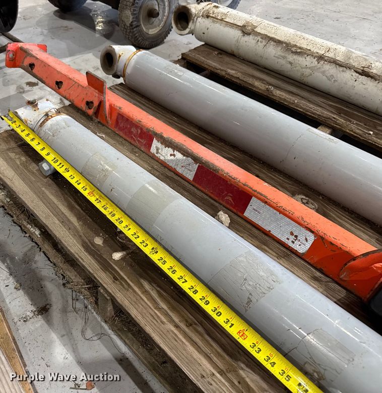 image for item EV1784 (3) hydraulic cylinders