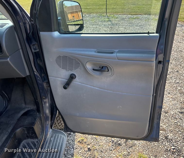 image for item EV1851 2004 Ford E150 van