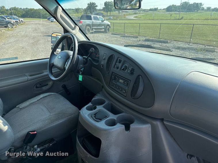 image for item EV1851 2004 Ford E150 van