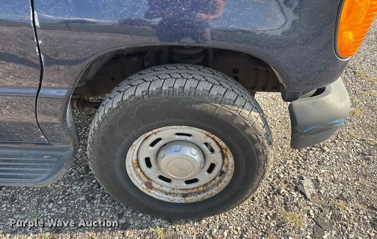 image for item EV1851 2004 Ford E150 van