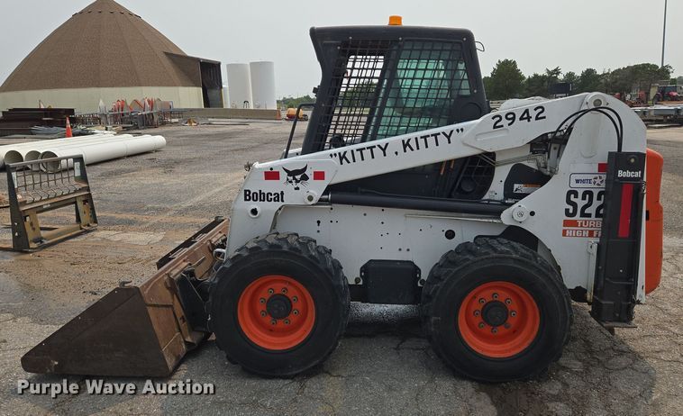 image for item DU6800 2004 Bobcat S220 skid steer loader