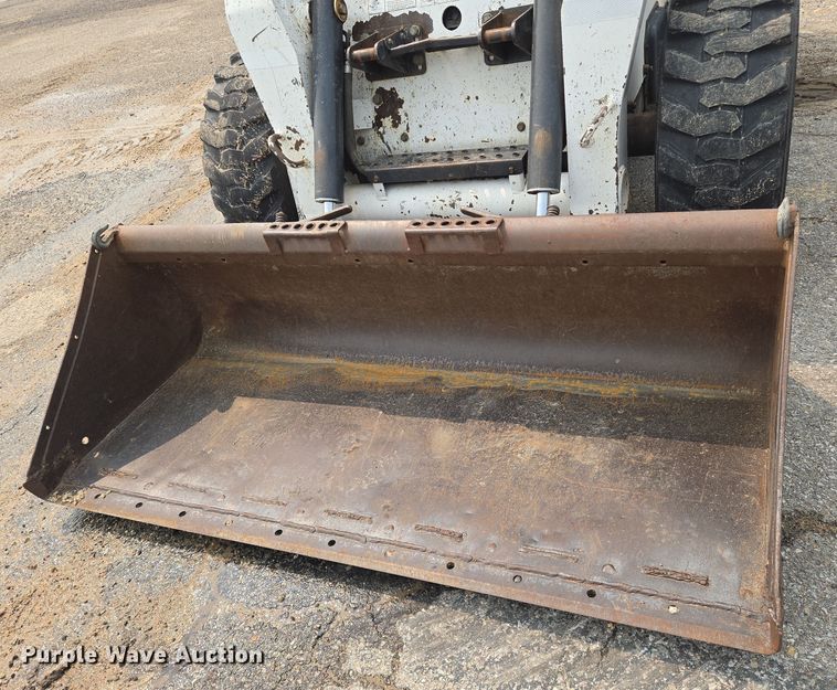 image for item DU6800 2004 Bobcat S220 skid steer loader