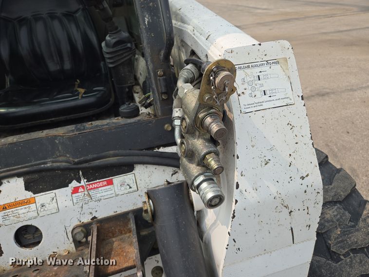 image for item DU6800 2004 Bobcat S220 skid steer loader