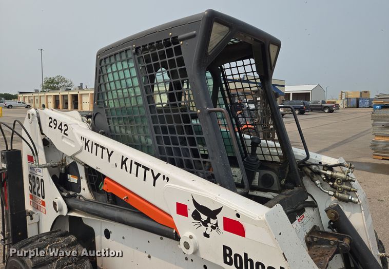 image for item DU6800 2004 Bobcat S220 skid steer loader