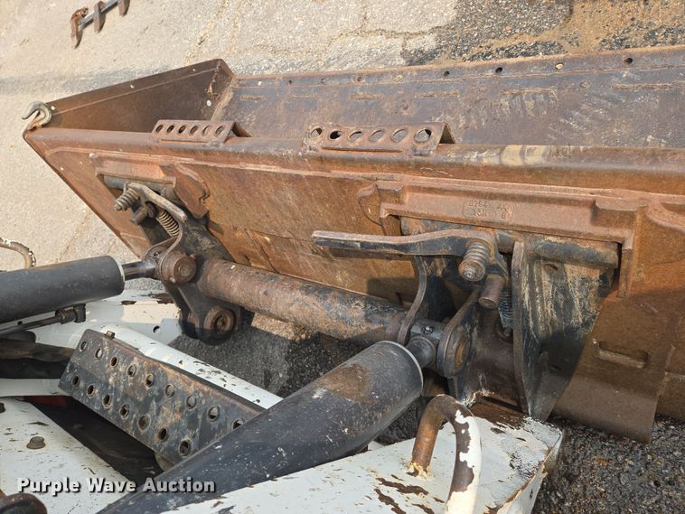 image for item DU6800 2004 Bobcat S220 skid steer loader