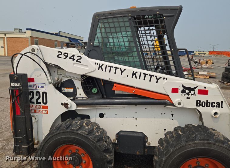 image for item DU6800 2004 Bobcat S220 skid steer loader