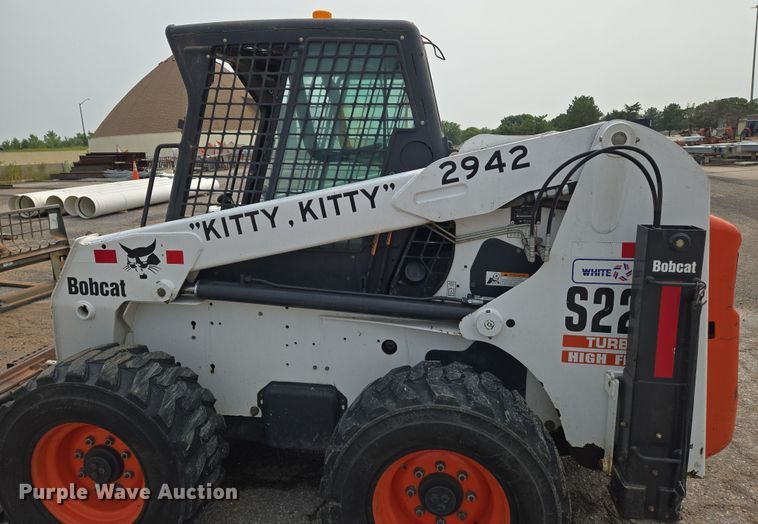 image for item DU6800 2004 Bobcat S220 skid steer loader