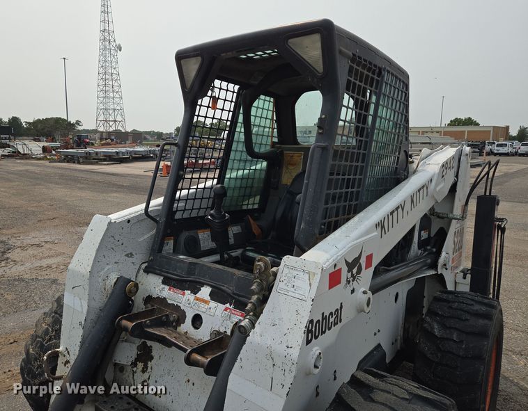 image for item DU6800 2004 Bobcat S220 skid steer loader