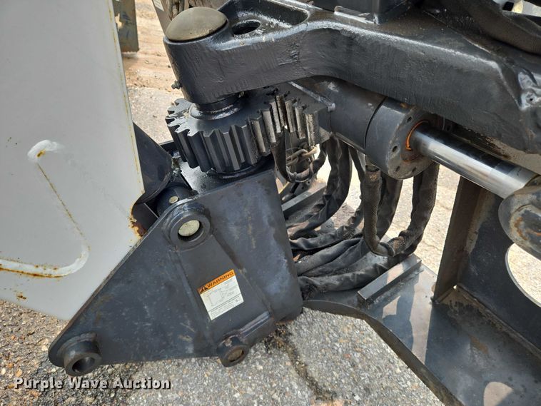 image for item DU6800 2004 Bobcat S220 skid steer loader