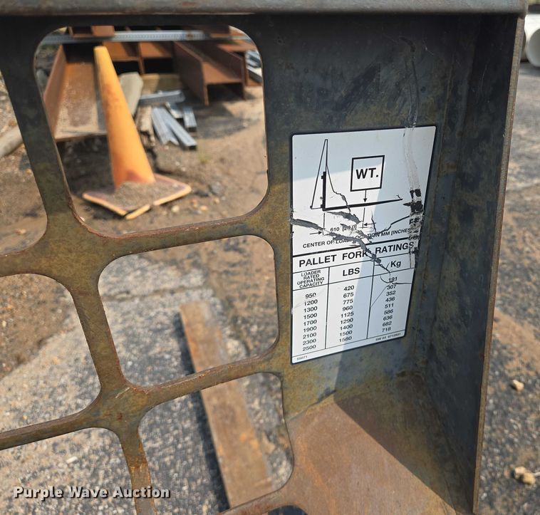 image for item DU6800 2004 Bobcat S220 skid steer loader