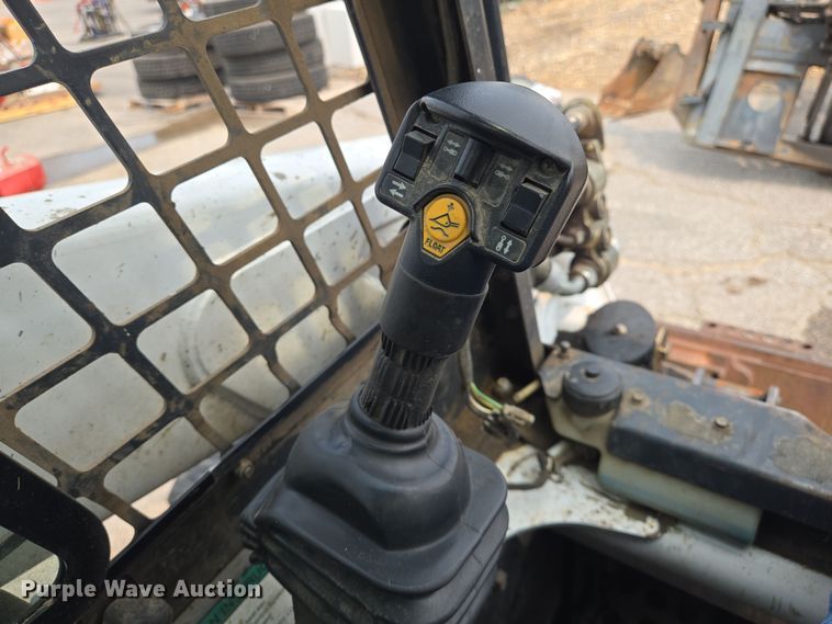 image for item DU6800 2004 Bobcat S220 skid steer loader