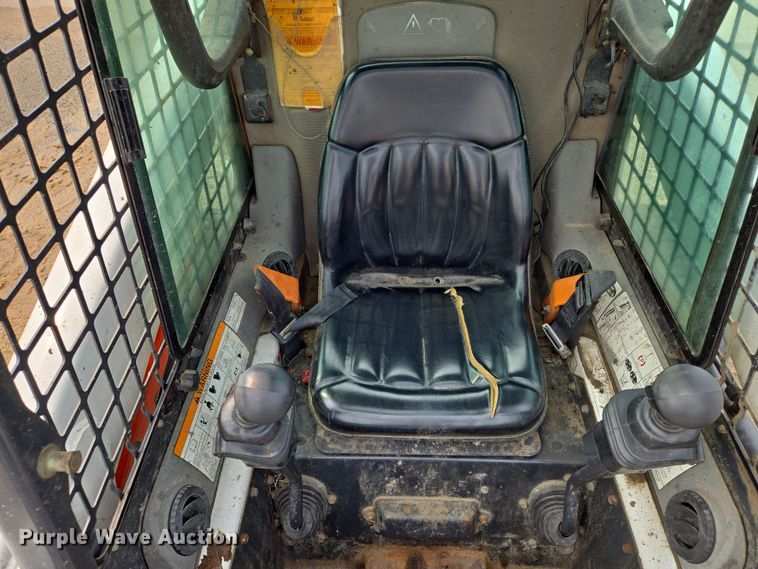 image for item DU6800 2004 Bobcat S220 skid steer loader