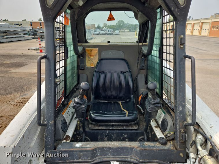 image for item DU6800 2004 Bobcat S220 skid steer loader