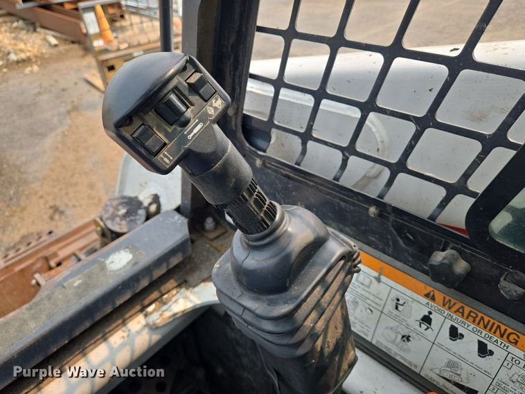 image for item DU6800 2004 Bobcat S220 skid steer loader