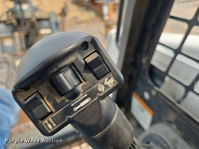 image for item DU6800 2004 Bobcat S220 skid steer loader