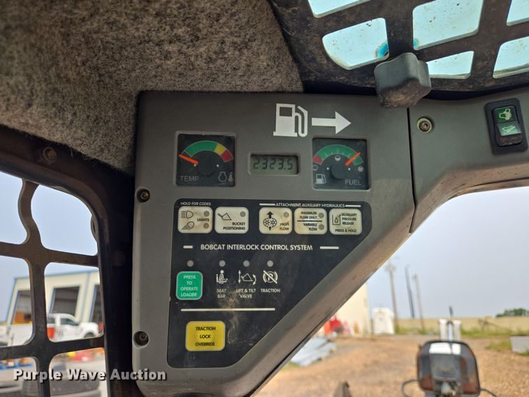 image for item DU6800 2004 Bobcat S220 skid steer loader