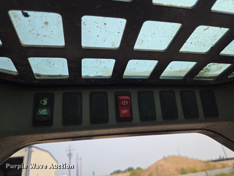 image for item DU6800 2004 Bobcat S220 skid steer loader