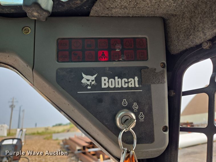image for item DU6800 2004 Bobcat S220 skid steer loader
