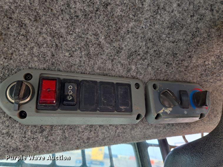 image for item DU6800 2004 Bobcat S220 skid steer loader