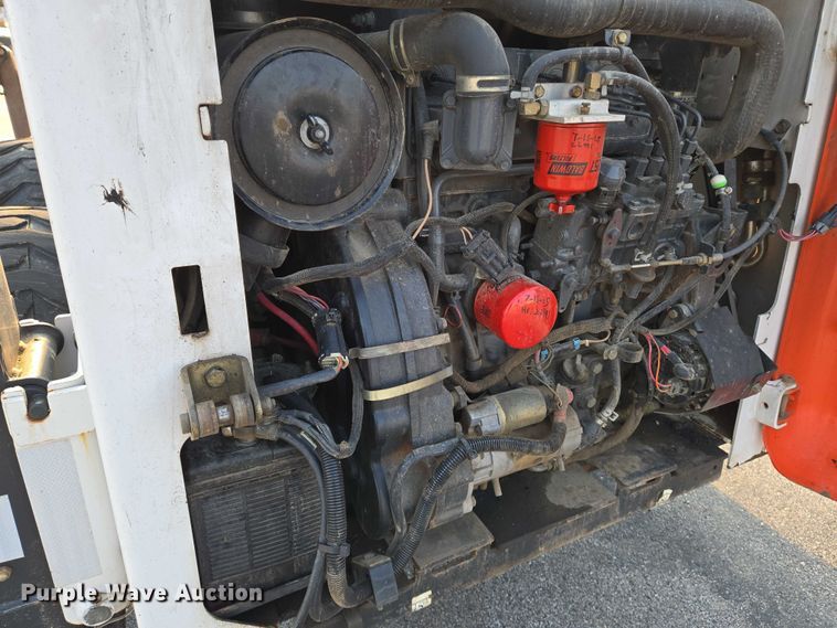 image for item DU6800 2004 Bobcat S220 skid steer loader