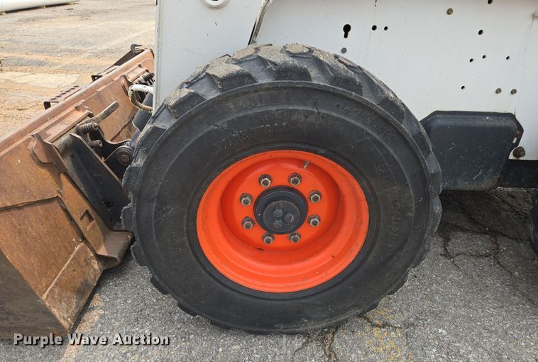 image for item DU6800 2004 Bobcat S220 skid steer loader