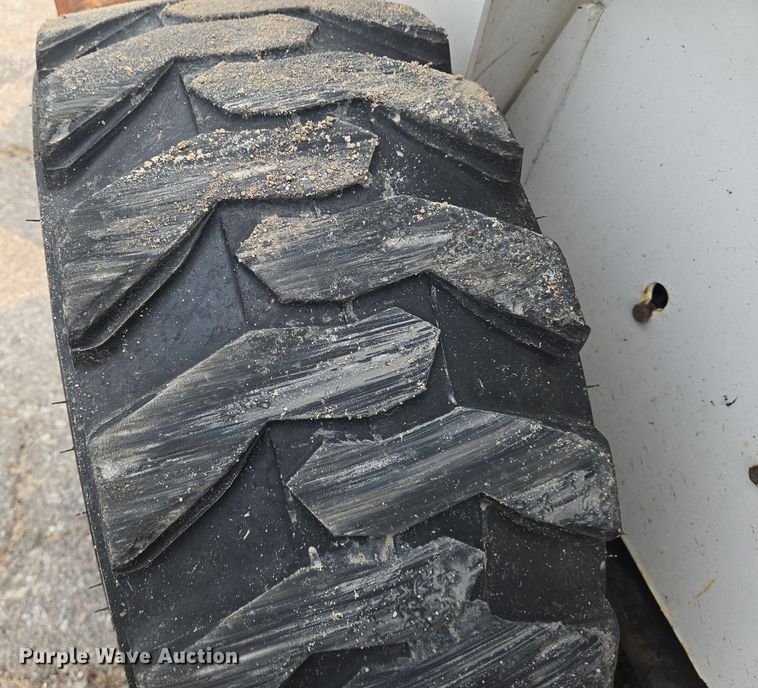 image for item DU6800 2004 Bobcat S220 skid steer loader