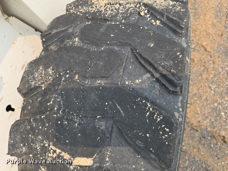 image for item DU6800 2004 Bobcat S220 skid steer loader