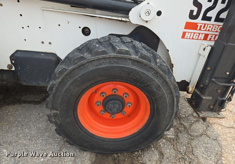 image for item DU6800 2004 Bobcat S220 skid steer loader