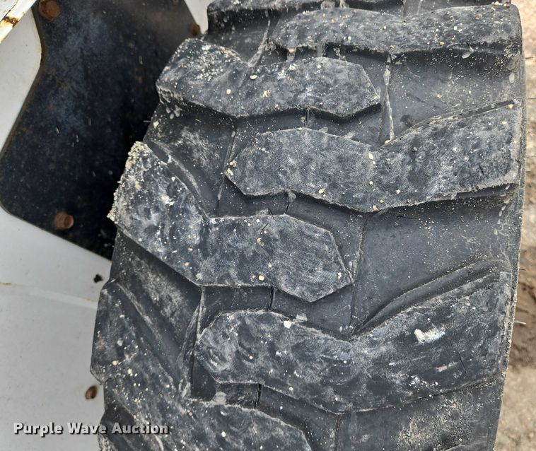 image for item DU6800 2004 Bobcat S220 skid steer loader