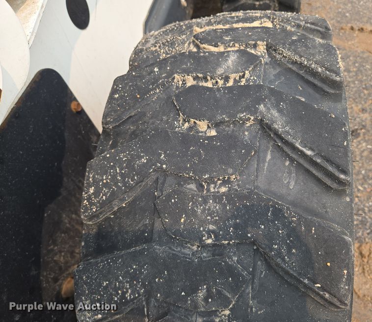 image for item DU6800 2004 Bobcat S220 skid steer loader