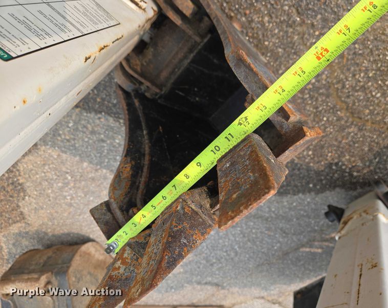 image for item DU6800 2004 Bobcat S220 skid steer loader