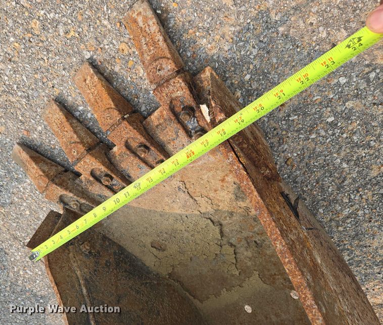 image for item DU6800 2004 Bobcat S220 skid steer loader