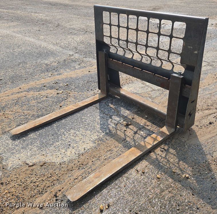 image for item DU6800 2004 Bobcat S220 skid steer loader