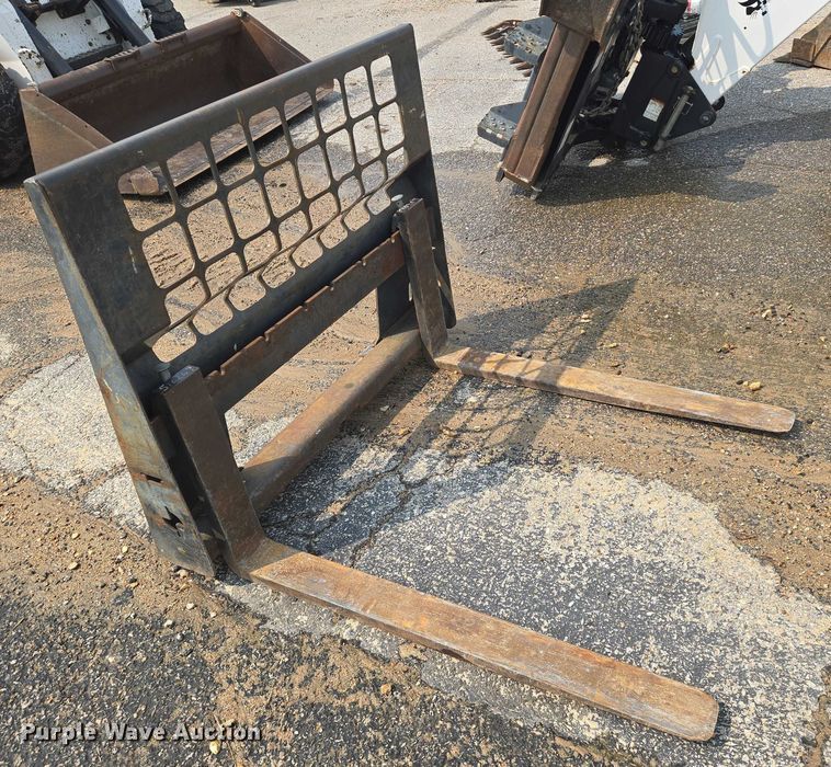 image for item DU6800 2004 Bobcat S220 skid steer loader