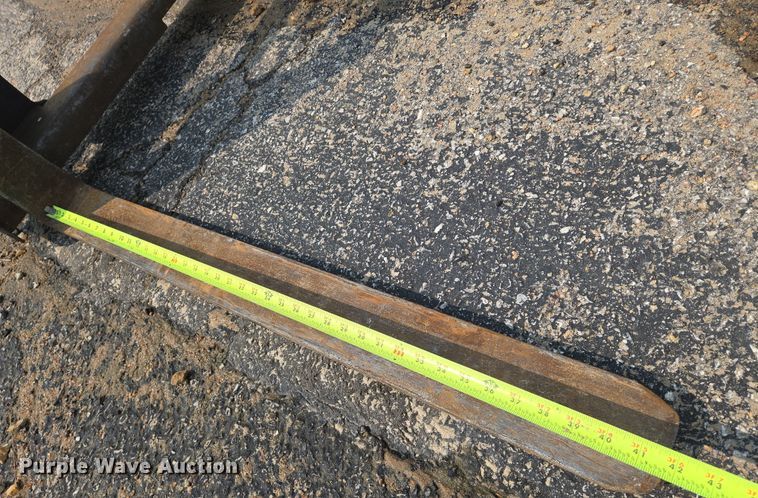 image for item DU6800 2004 Bobcat S220 skid steer loader