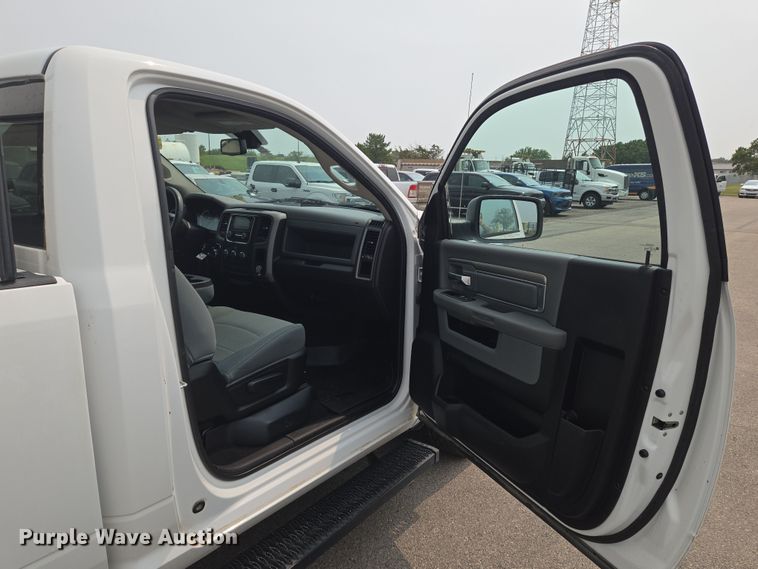 image for item DU6814 2019 RAM 1500 pickup truck