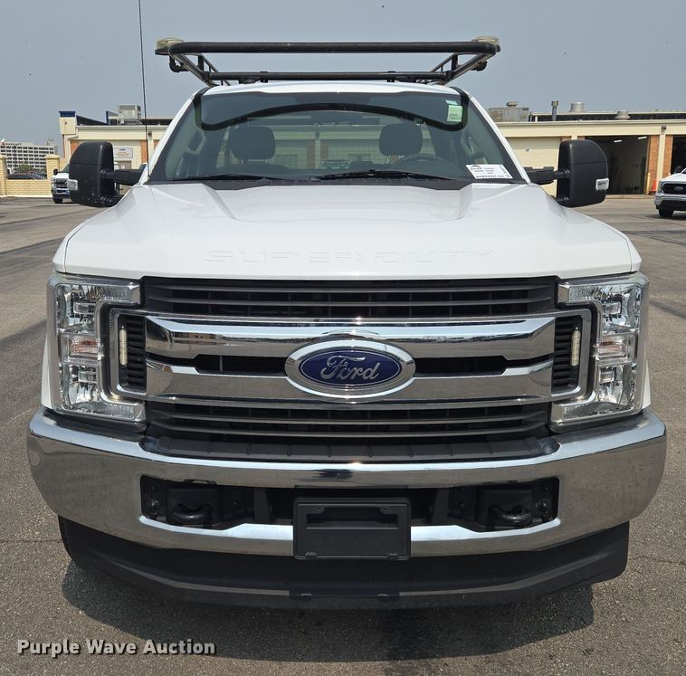 image for item DU6815 2019 Ford F250 Super Duty utility bed pickup truck