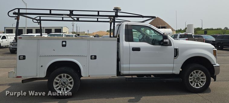 image for item DU6815 2019 Ford F250 Super Duty utility bed pickup truck