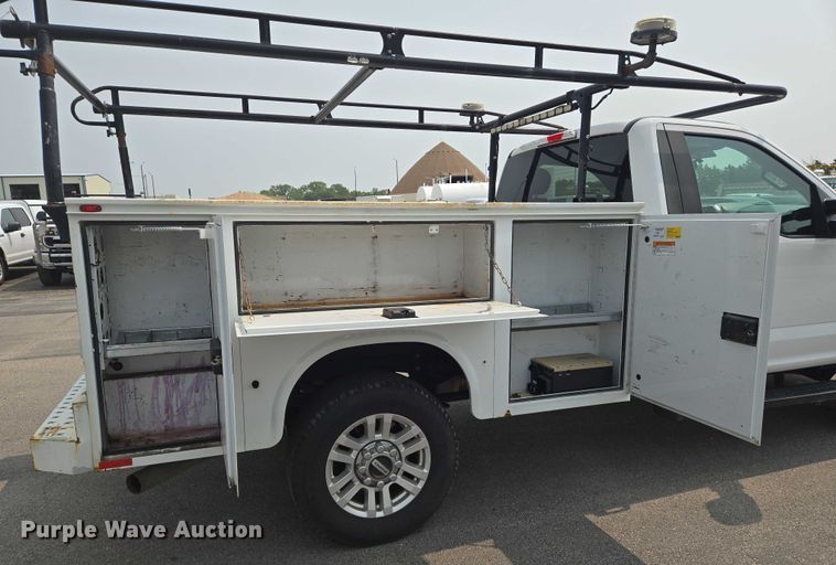 image for item DU6815 2019 Ford F250 Super Duty utility bed pickup truck